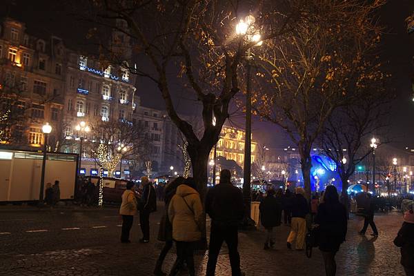 跨年夜~廣場上出現好多人~雖然天氣很冷但氣氛很熱XD