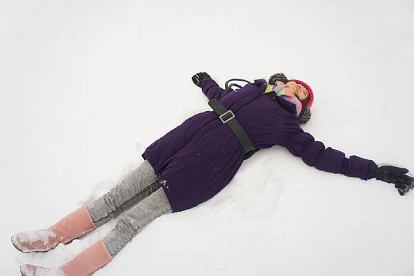 看到雪地就很興奮，硬要躺在上面