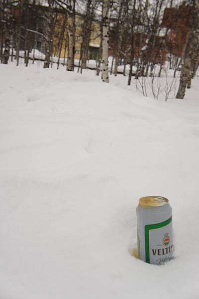 不知道是哪個沒有公德心的人把啤酒罐就這樣丟在雪地中= =