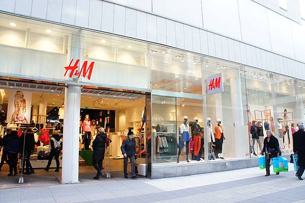 H&M是瑞典牌子，所以隨便走都可以看到H&M林立整個市區