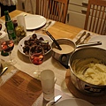 晚上Chris煮了瑞典有名的meat ball給我們吃~~~我們還自己親手做Sangria，真是滿足的一餐~