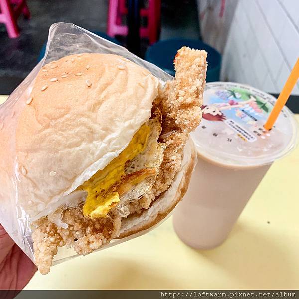 巨林美而美 大塊雞排夾在漢堡裡的銅板價美食 新竹早午餐推薦 光華國中對面(附菜單價目表...