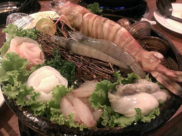 秋豆溢日式鍋物_巨無霸滋賀海鮮總匯,巴掌大明蝦,巨蛤蜊