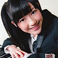 AKB48 25thシングル『GIVE ME FIVE!』通常盤生写真：渡辺麻友.jpg