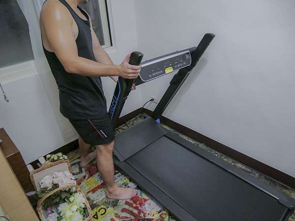運動 家用折疊收納跑步機 好吉康axefit進化者電動跑步機 Evolver 不須出門即可享受奔馳快感 Follow Me 舞者lolo玩部落 痞客邦