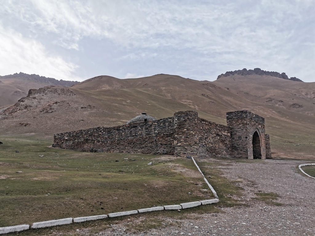 【吉爾吉斯坦】石頭堡 Tash Rabat．中國新疆出中國記
