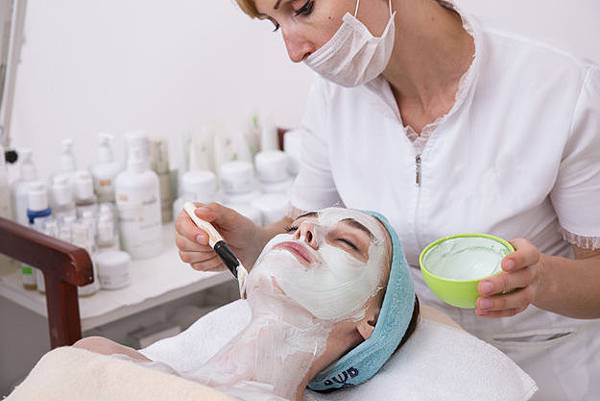 woman-applying-a-face-mask-to-a-client_1122-1352.jpg