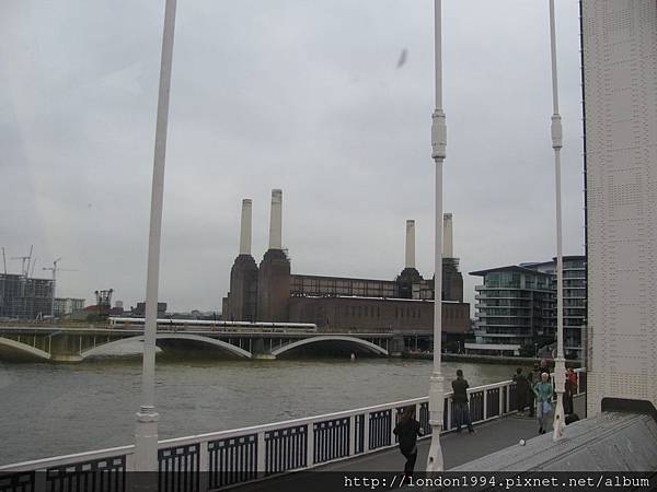 從Chelsea橋上看過去的Battersea Power Station