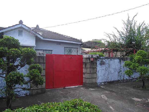 這一戶人家似乎還沒搬。門前草木修剪雅致，如此優雅家園誰能輕易割捨呢