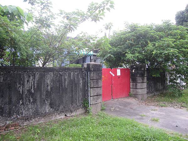 門前貼封條者，表示無人居住，外人亦不得進入。