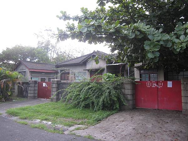 這些房子曾經紀錄一些人的過往點滴，屋內人家被迫遷移，徒留記憶幽魂彷彿還內四周徘徊。