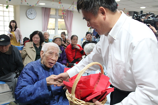 郝市長發紅包給尹伯伯.JPG