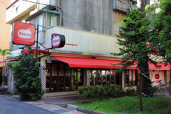 5 龍門帆布 帆布工程 遮陽棚 遮雨棚 鋁架帆布 伸縮帆布.jpg