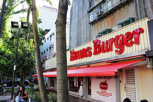 2 龍門帆布 帆布工程 遮陽棚 遮雨棚 鋁架帆布 伸縮帆布.jpg