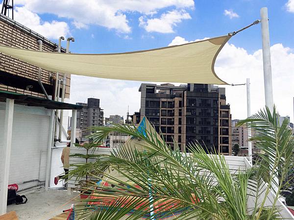 2 龍門帆布有限公司 帆布工程 帆布行 遮陽棚 遮雨棚 鋁架帆布 伸縮帆布 升降帆布 造型鐵架帆布 造型帆布 百摺天棚 天幕百褶帆布 活動帳棚 訂做帳棚 活動車庫 訂做車庫 歐式帆布 廣告帆布 球型帳篷 透明球型帳棚 遮陽網.jpg