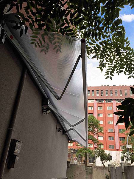 2 龍門帆布有限公司 帆布工程 帆布行 遮陽棚 遮雨棚 鋁架帆布 伸縮帆布 升降帆布 造型鐵架帆布 造型帆布 百摺天棚 天幕百褶帆布 活動帳棚 訂做帳棚 活動車庫 訂做車庫 歐式帆布 廣告帆布 球型帳篷 透明球型帳棚 風箏遮陽網 遮陽風箏.jpg