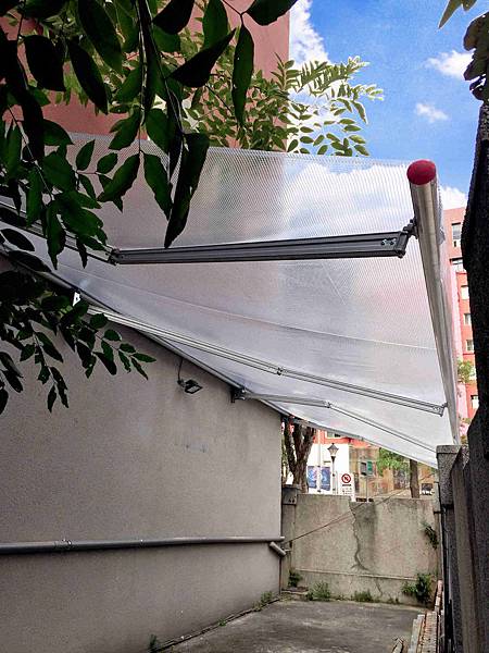 1 龍門帆布有限公司 帆布工程 帆布行 遮陽棚 遮雨棚 鋁架帆布 伸縮帆布 升降帆布 造型鐵架帆布 造型帆布 百摺天棚 天幕百褶帆布 活動帳棚 訂做帳棚 活動車庫 訂做車庫 歐式帆布 廣告帆布 球型帳篷 透明球型帳棚 風箏遮陽網 遮陽風箏.jpg