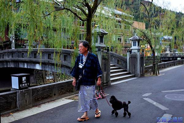 23城崎溫泉街景-遛狗.jpg