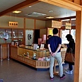 22伊勢神宮外宮參道前赤福分店櫃台.jpg