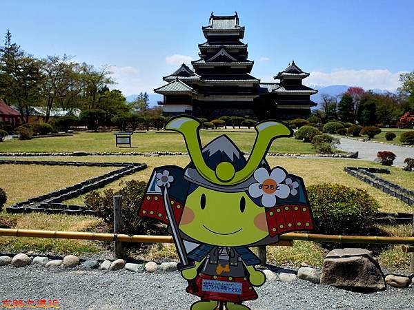 25松本城天守閣與松本市吉祥物.jpg