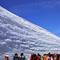 39黑部立山雪之大谷最高點人群.jpg