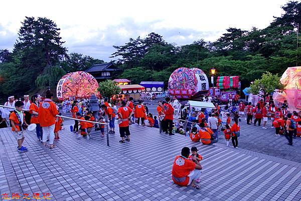 10弘前市立觀光館前廣場睡魔祭集合民眾-4.jpg