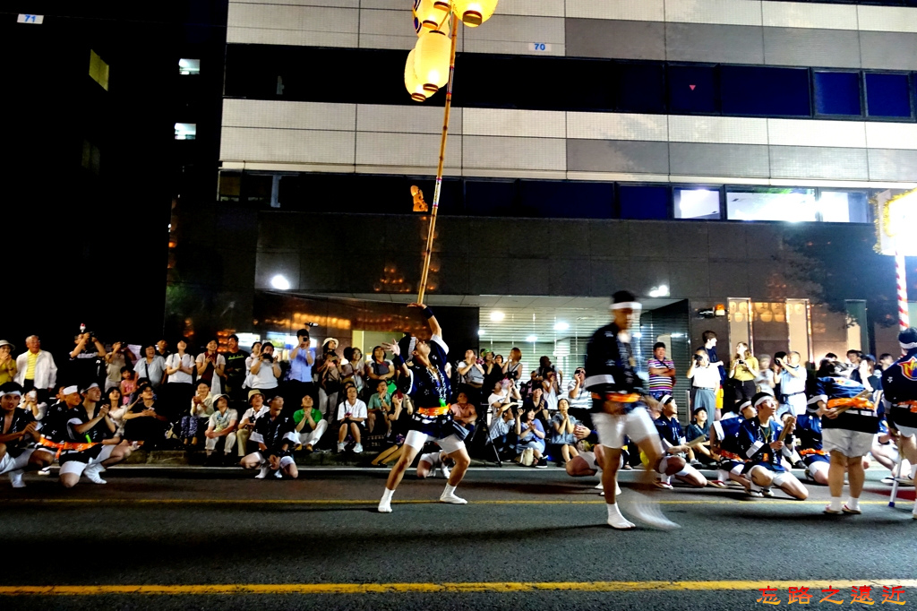 14竿燈祭舉燈-平手.jpg