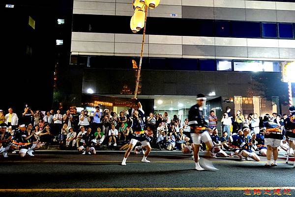 14竿燈祭舉燈-平手.jpg