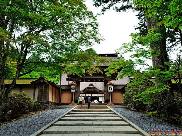 10高野山金剛峯寺正門.jpg