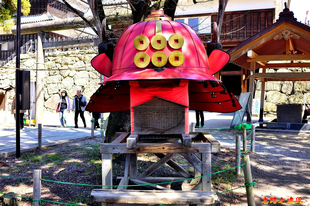 25上田城真田神社真田幸村大兜.jpg