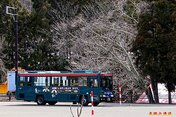 9猿游號停靠大內宿停車場旁.jpg