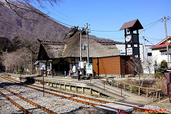 11湯野上溫泉站月台通道.jpg