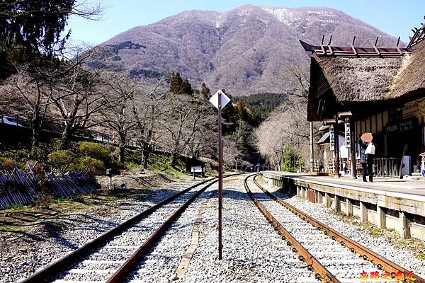 13湯野上溫泉站月台通道左側方向景觀.jpg