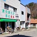 15湯野上溫泉站外商店.jpg