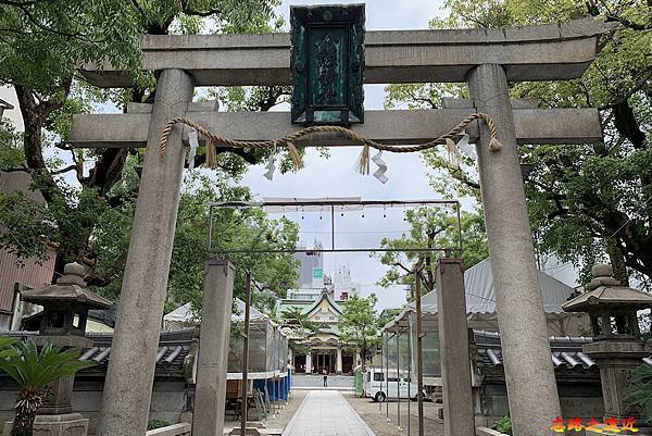 大阪難波八阪神社鳥居.jpg