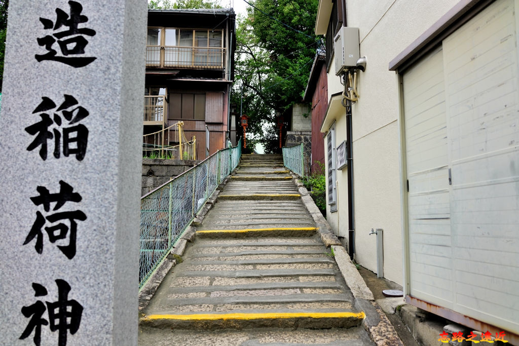 27玉造稻荷神社側門.jpg