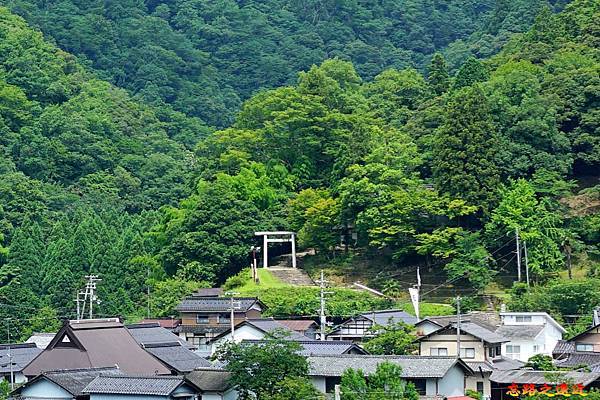 25青松號列車望大江山口皇大神社.jpg