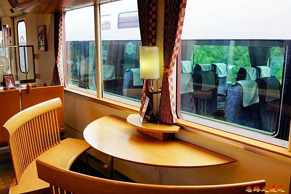 6赤松號列車半圓桌觀景座椅.jpg