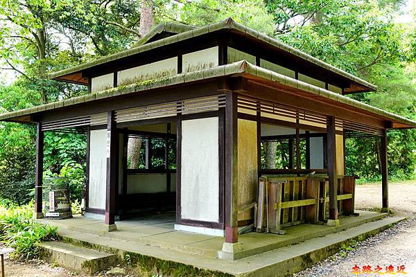 74傘松公園股觀發祥地休憩所.jpg