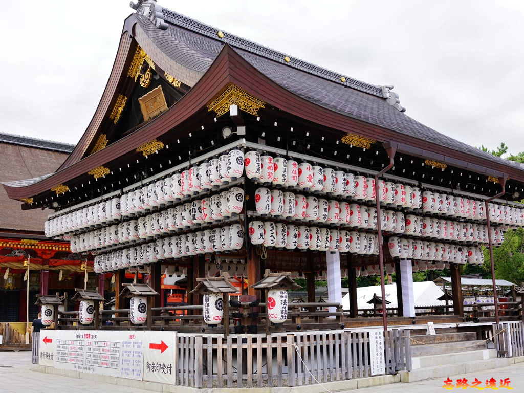 20八坂神社社舞殿.jpg