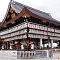 20八坂神社社舞殿.jpg