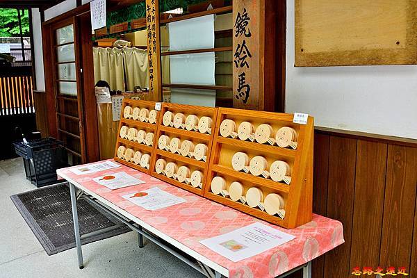 19河合神社授与所前鏡繪馬.jpg