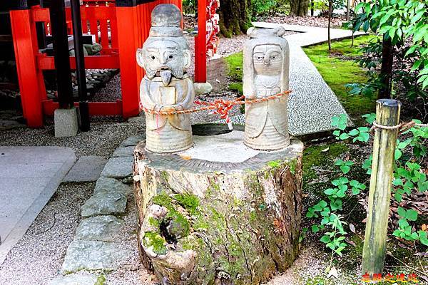 49下鴨神社相生社旁雕像.jpg