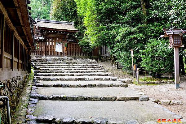 34上賀茂神社「新宮神社」與「山尾神社」入口階梯.jpg