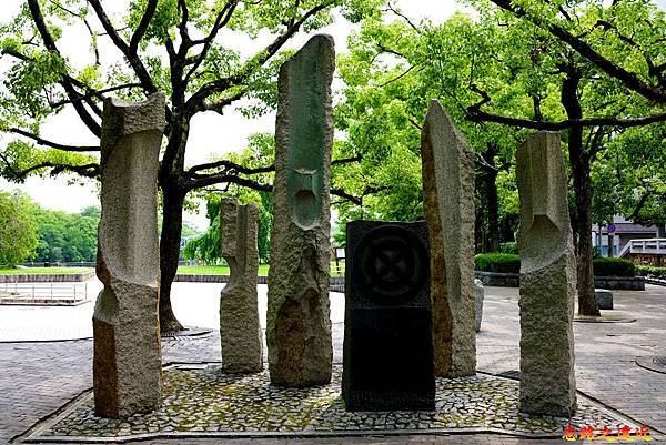 9岡山石山公園前雕塑.jpg