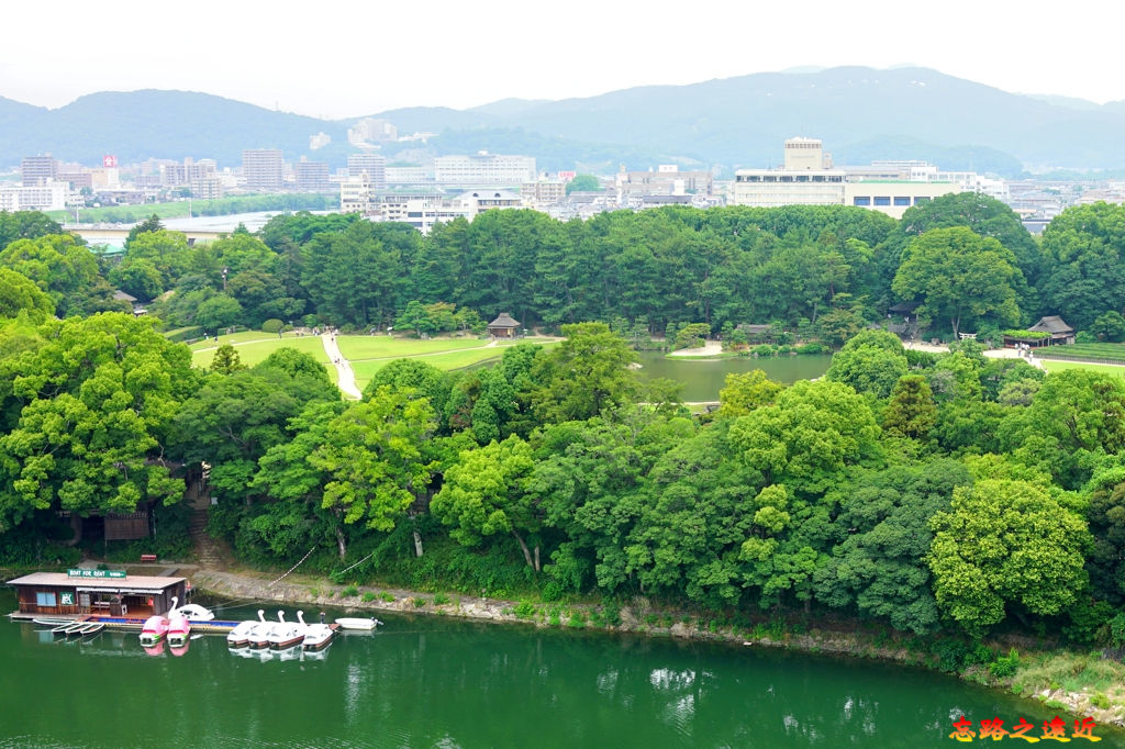 47岡山城天守閣望旭川及後樂園.jpg