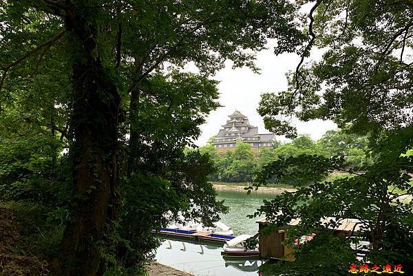 69岡山後樂園南門旭川前望岡山城.jpg