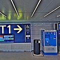38機場T1火車站入口前售票機.jpg