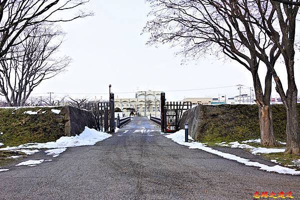 33五稜郭跡裏門橋.jpg