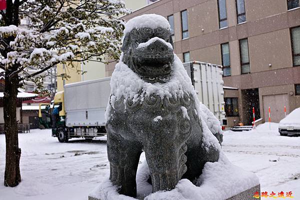 03北海道神宮頓宮鳥居前右狛犬